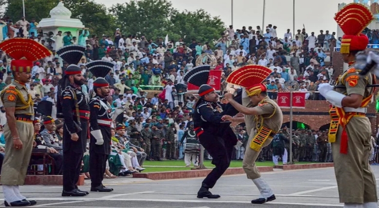 ITBP जवानों ने 16 हजार फीट की ऊंचाई पर लहराया ‘तिरंगा’ तो जवानों ने वाघा की बढाई शान