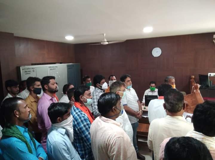 बेरला में रोका छेका योजना की शुरुआत कराने जिलाधीश शिव अनंत तायल को भाजपा ने सौपा ज्ञापन