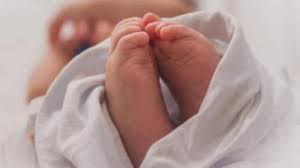 प्रसूता को नहीं मिला इलाज, घर में जन्मे बच्चे की मौत,महिला की हालत गंभीर