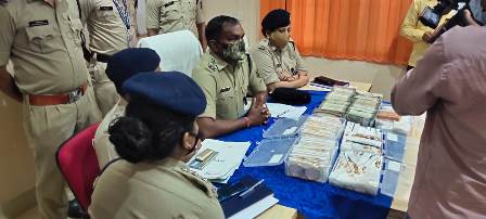 सोना की तस्करी करते 03 अन्तर्राज्यीय तस्करों को पुलिस ने किया गिरफ्तार, आरोपियों के पास 04 किलो 480 ग्राम सोना जप्त