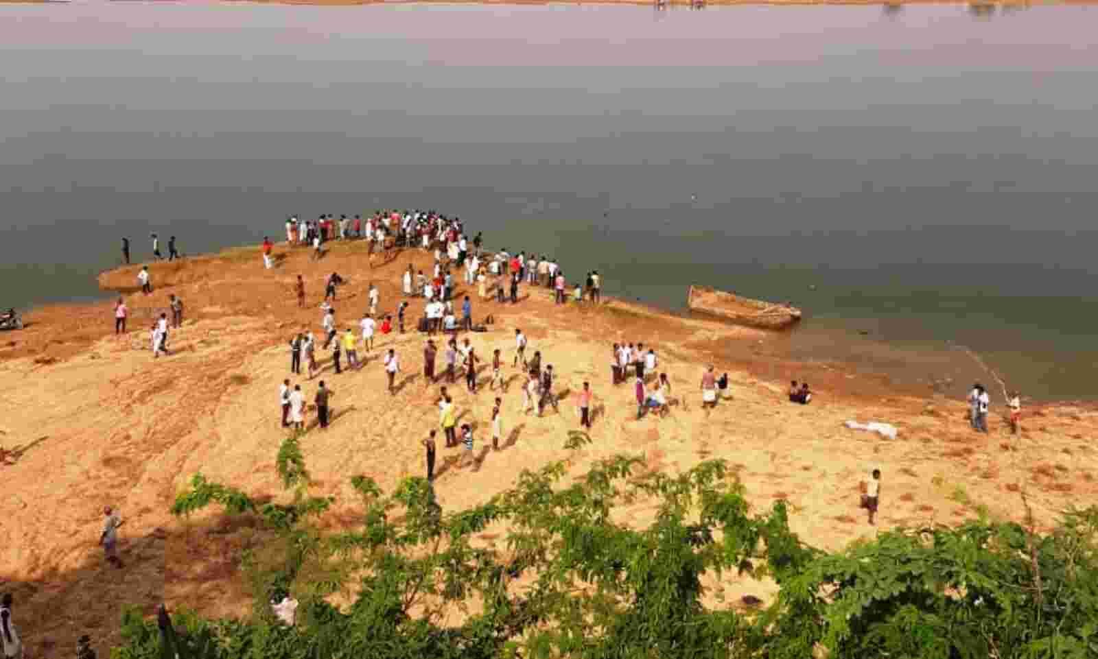 चंबल में 50 लोगों से भरी नाव पलटी, राहत दल में बचाव कार्य में जुटा