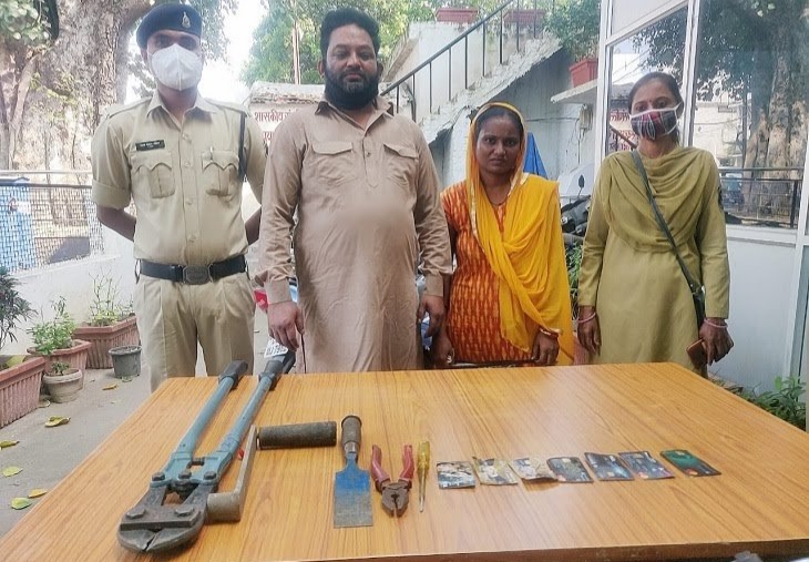 पुरानी बस्ती थाना क्षेत्र का मामला, 21 अक्टूबर को चप्पल-जूतों की दुकान में की थी 1.30 लाख की चोरी,चोर दंपति पुलिस की गिरफ्त में