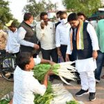 रायपुर : ‘का साग हे’ – मंत्री डहरिया, सड़क पर टैक्स की टोह लेने सब्जी खरीदने उतरे