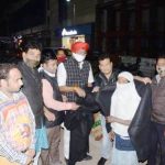 रायपुर : ठिठुरते ठंड में असहाय लोगों को विधायक जुनेजा ने बांटा कंबल