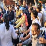 रायपुर : सड़कों पर निकले कांग्रेसी, दुकाने बंद कराते आए नजर…