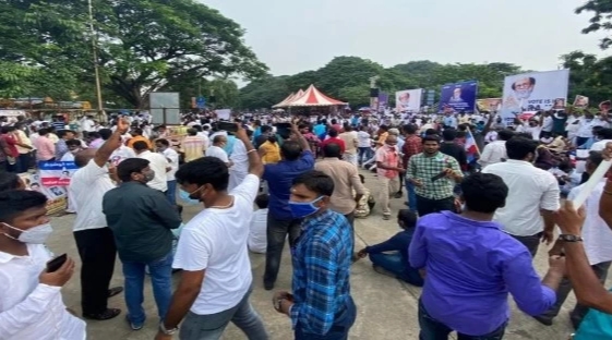 रजनीकांत के समर्थक उतरे सड़कों पर, राजनीति में आने की मांग को लेकर लगाए नारे, कहा- ‘वा थलैवा वा’