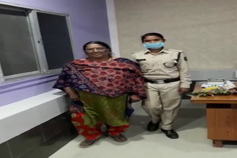 पुलिस ने घेराबंदी कर दबोचा,पूर्व महिला अधिकारी ने की 20 करोड़ की ठगी