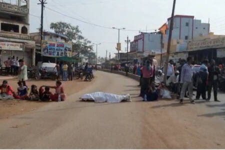 सड़क निर्माण में लापरवाही की वजह से युवक की मौत, शव को रखकर परिजनों का प्रदर्शन