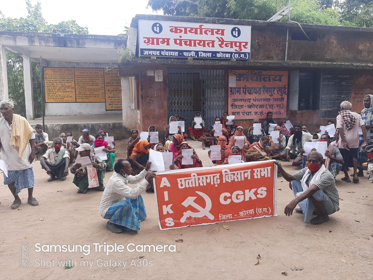 वनाधिकार के आवेदन हाथों में लेकर सैकड़ों आदिवासी करेंगे प्रदर्शन, 4 को मुख्यमंत्री को सौंपेगी ज्ञापन : माकपा