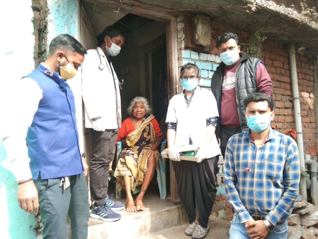 मुख्यमंत्री स्लम स्वास्थ योजना दाई बहनी मेडिकल मोबाइल सेवा का लाभ दिलाने पहुँच रहे घर घर..
