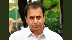 महाराष्ट्र के गृह मंत्री ने रेलवे स्टेशन पर व्यक्ति की जान बचाने वाले पुलिसकर्मी को सम्मानित किया