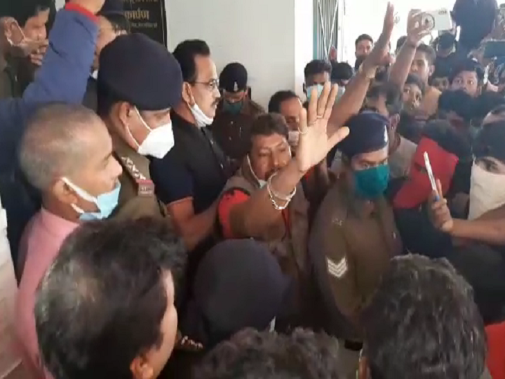 पुलिस पर फूटा गुस्सा : चाकूबाजी के आरोपी को गिरफ्तार करने की मांग को लेकर लोगों ने थाना घेरा