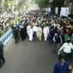 पं. बंगाल में चुनावी घमासान के बीच PM दौरे से पहले सड़कों पर ममता बनर्जी का पैदल मार्च
