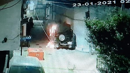 CCTV में कैद हुई सिरफिरे की उत्पात, आग के हवाले किया 7 गाड़ियों को