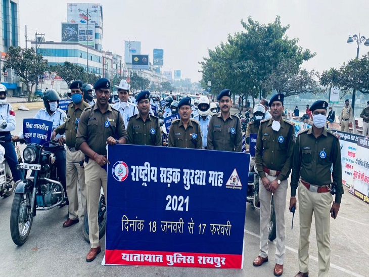 50 से अधिक मोटर साइकिल पर सवार पुलिस जवान निकले। सड़क पर सभी को ट्रैफिक नियमों का पालन करने का संदेश दिया