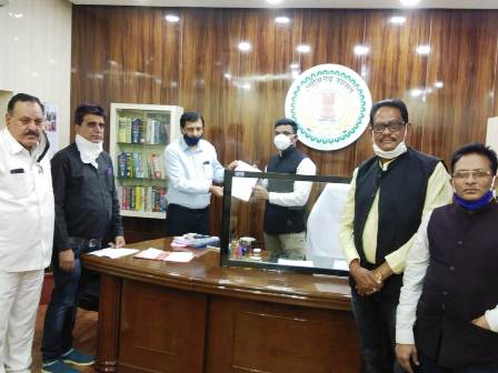 डुमरतराई थोक बाजार को फ्री-होल्ड़ कराने जय व्यापार पैनल द्वारा कलेक्टर को सौंपा ज्ञापन