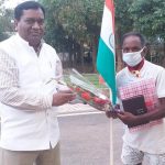 कलेक्टर ने पदयात्री अभिराम सतपथी का किया सम्मान
