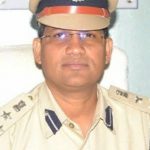 रायपुर एसपी फुल एक्शन के साथ रोड में उतरे और लॉकडाउन के बीच भी बेवजह घर से बाहर घूमने वाले लोगों पर सख्त कार्यवाही करते हुए उन्हें जमकर फटकार लगाई।