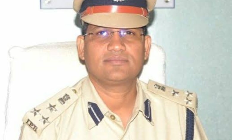 रायपुर एसपी फुल एक्शन के साथ रोड में उतरे और लॉकडाउन के बीच भी बेवजह घर से बाहर घूमने वाले लोगों पर सख्त कार्यवाही करते हुए उन्हें जमकर फटकार लगाई।