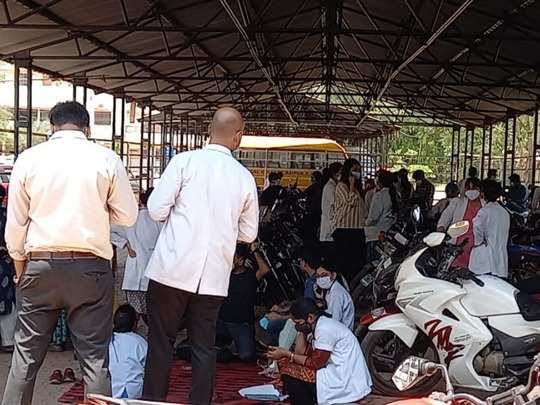 डॉ अंबेडकर अस्पताल के जूनियर डॉक्टर अनिश्चितकालीन हड़ताल पर