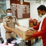 मास्क अप के लिए अतिरिक्त पुलिस अधीक्षक रायपुर ग्रामीण को मो. सिद्दीक ने सौंपा मास्क
