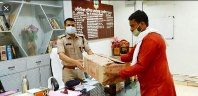 मास्क अप के लिए अतिरिक्त पुलिस अधीक्षक रायपुर ग्रामीण को मो. सिद्दीक ने सौंपा मास्क