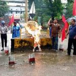 फसल मुआवजा प्रकरण : माकपा-किसान सभा ने किया सीएमडी का पुतला दहन