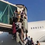 काबुल एयरपोर्ट पर देश छोड़ने के लिए लोगों की भारी भीड़, अफरा-तफरी के माहौल पर फायरिंग की खबर, 3 लोगों की मौत