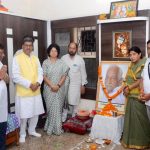 सेनानी पं गंगा प्रसाद बाजपेयी के घर आकर विधानसभा अध्यक्ष चरणदास महंत ने श्रद्धांजलि अर्पित की